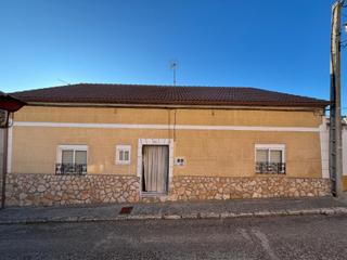 Haus  N/a. Casa en planta baja con patio y garaje
