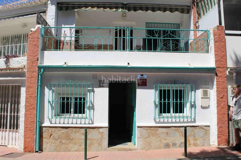 Foto bed597c0-d45e-4523-b5ae-f71abff57e0e. Casa adossada amb xemeneia a Benajarafe