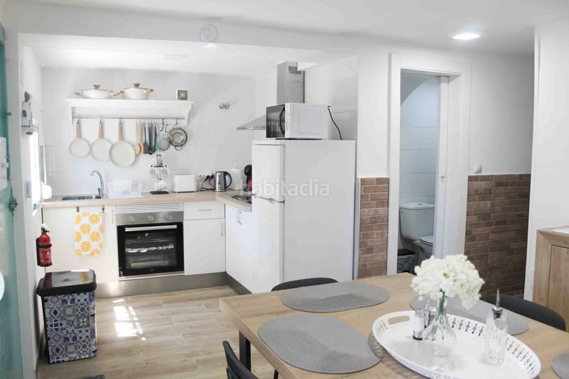 Foto cfb6e56b-a1a4-499c-80ba-ebb86c8eda42. Casa adossada amb xemeneia a Benajarafe