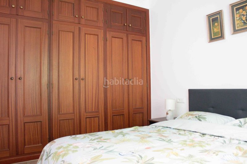 Foto df1f4cee-ff6e-4dec-9dce-eb2ed37990b4. Casa adossada amb xemeneia a Benajarafe