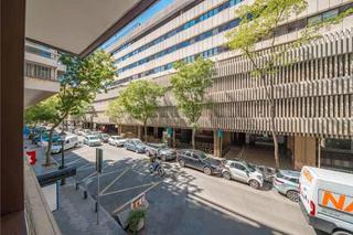Appartement  Calle de castelló. Piso exterior, recién reformado, completamente amueblado y equip