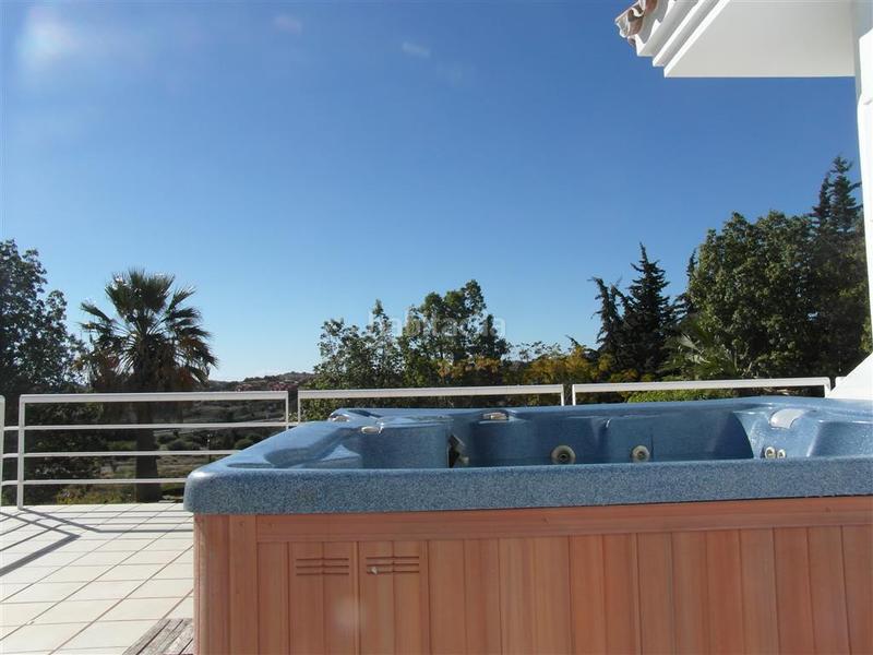 Foto cf3eccbe-c99e-4b88-a21f-237bc42f453e. Chalet en los arqueros - puerto del almendro Benahavís