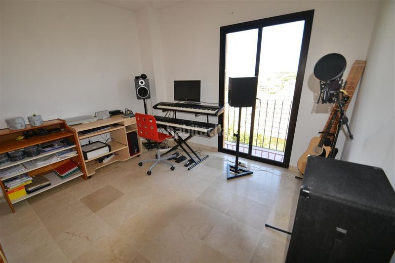 Foto b5e3d62c-e45b-4fea-8d21-a8b1328b91ae. Apartament amb aparcament piscina a Parque Central Estepona