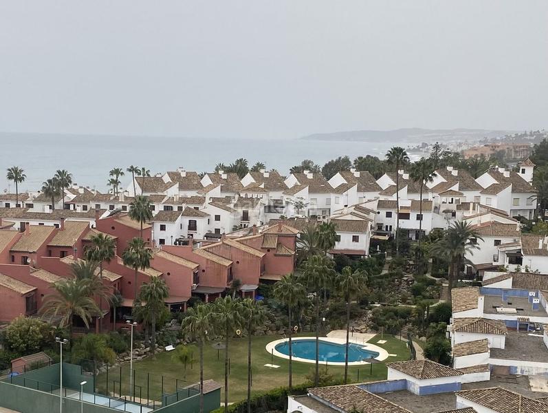 Foto f17e160d-458d-4b2e-9beb-b2c002495381. Casa adossada amb piscina a Guadalobón Estepona