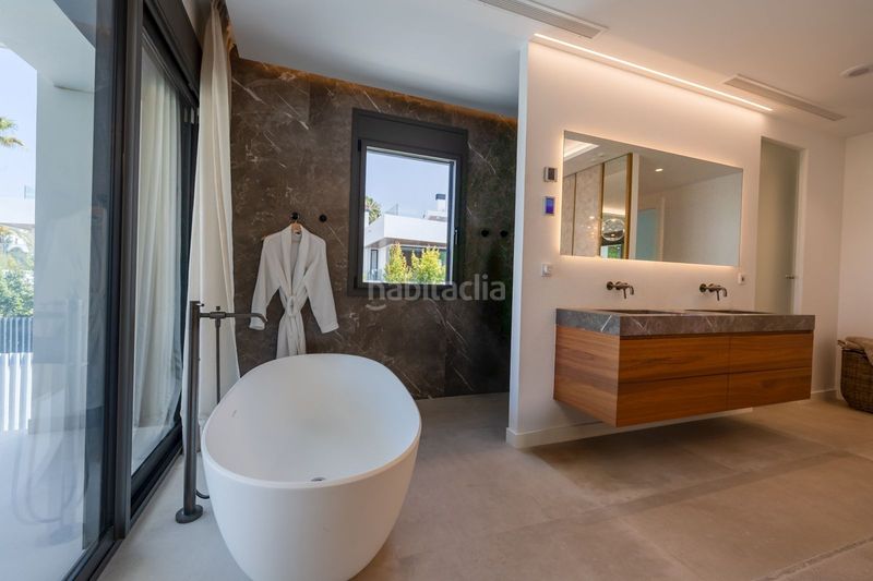 Foto a9f7d89e-22e6-4aa1-a7f0-6125875f8597. Xalet amb aparcament piscina a Puerto Banús Marbella