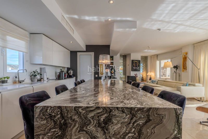 Foto db8d7f1d-b8e1-4001-9678-75300cda2ac2. Dúplex amb aparcament piscina a Alto de los Monteros Marbella