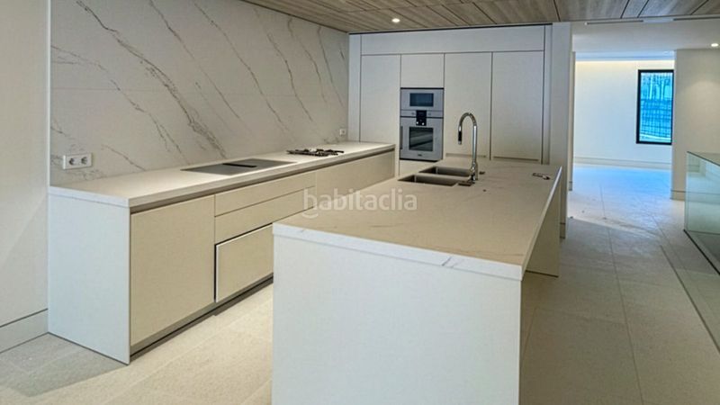 Foto bd970c45-4b3a-481b-a7a9-719fa6995200. Planta baixa amb aparcament piscina a bahía de Marbella Marbella