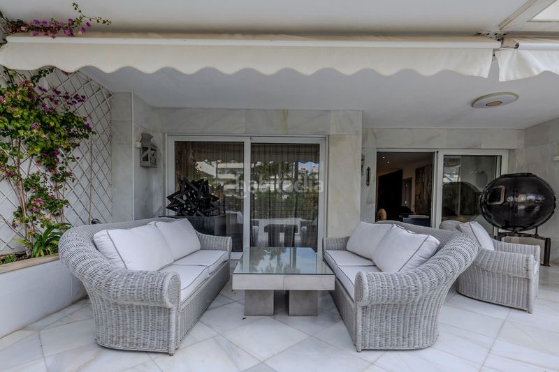 Foto a50d66e3-a56a-45c7-8e9d-fc7ba4a1fe73. Planta baixa amb aparcament piscina a Puerto Banús Marbella