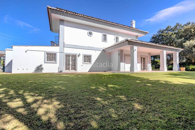 Foto cbfdb24d-20e3-43b0-8104-f71e814b0c40. Xalet amb aparcament piscina a Sotogrande alto Sotogrande
