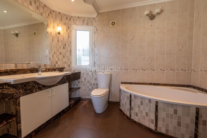 Foto 7a84b3d4-7540-4cf1-94b4-725cd6845313. Chalet en El Faro de Calaburra - Chaparral Mijas