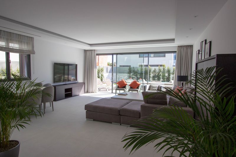 Foto c9a22b4d-7468-4343-834c-cfe7226d8822. Chalet mit parking pool in Puerto Banús Marbella