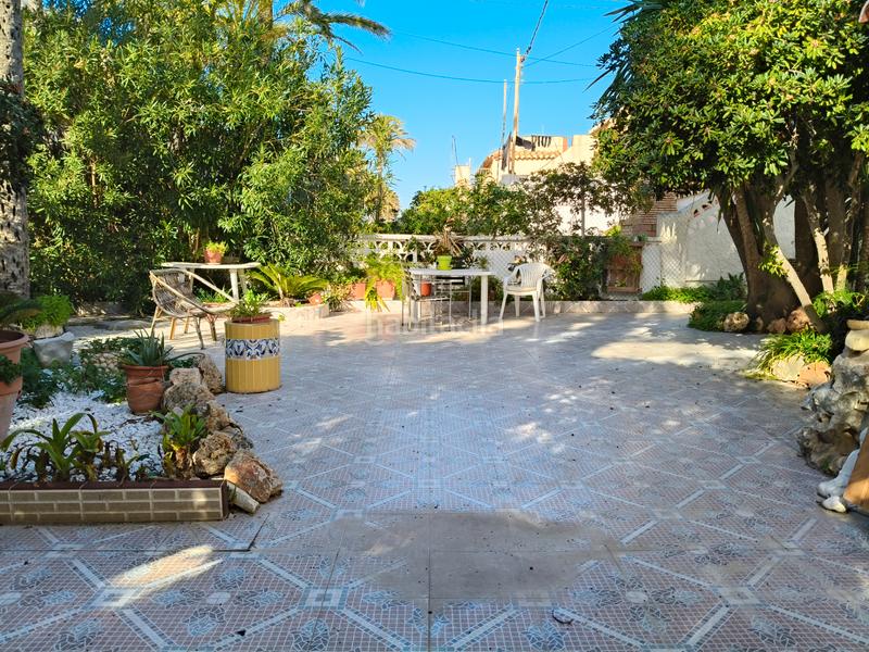 Foto e3f2f71e-8ddd-469a-b583-1b847651f4f3. Chalet en avinguda de frança 37 ref_v321. chalet primera linea playa en Miramar