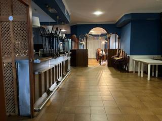 Maison à Morón de la Frontera. Casa con local en venta en la mercé