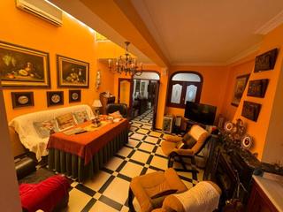 Maison à Morón de la Frontera. Casa amplia junto a los jardines de la carrera