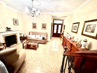 Maison à Morón de la Frontera. Casa con cochera
