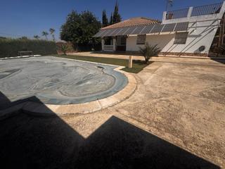 Chalet en Morn de la Frontera. Parcela con piscina situada en la zona de la venta el ritmo