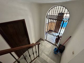 Casa a Morón de la Frontera. Casa con 2 viviendas y cochera