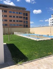 Affitto Appartamento in Calle argamasilla de alba 4. Se alquila piso con piscina en zona hospital!