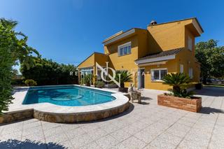 Casa a Los Pinares-La Masia. Casa de 283 m2 con piscina y vistas en venta en bétera
