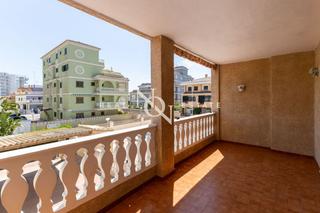 Etagenwohnung in El Perelló. Piso de 108 m2 con piscina, vistas y terraza en venta en sueca