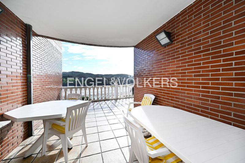 Foto aedbade9-118a-4a9a-83d8-23a31b7c7475. Casa excelente villa sobre el cantábrico en ría de Ajo en Bareyo