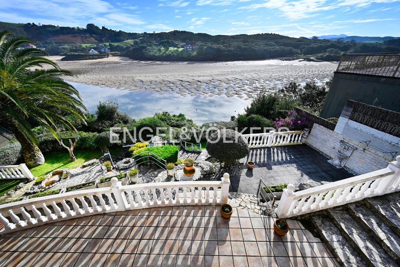 Foto b381d5f6-3d85-46ff-a62a-4cefb399a616. Casa excelente villa sobre el cantábrico en ría de Ajo en Bareyo