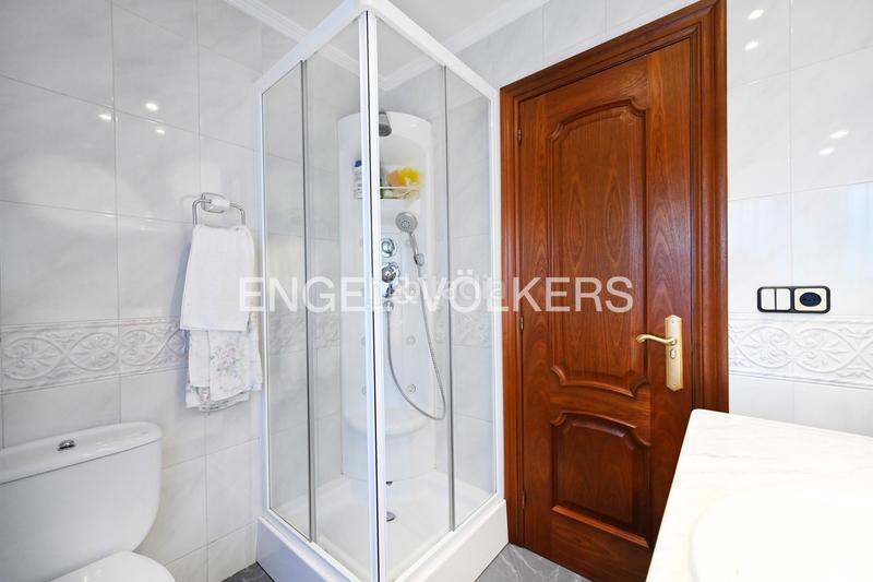 Foto d422a3bc-c046-4daa-b1fb-e3f606f64f43. Casa excelente villa sobre el cantábrico en ría de Ajo en Bareyo