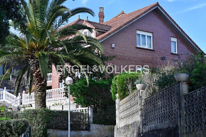 Foto d77f5799-d797-4a14-bcd1-6263ebf3c0e4. Casa excelente villa sobre el cantábrico en ría de Ajo en Bareyo