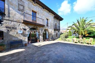 Casa  Barrio tarriba. Hotel palacio con encanto en san felices de buelna