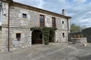 Maison  Rubayo. b de arriba. Excepcional casona montaesa adosada con jardn privado en rubay