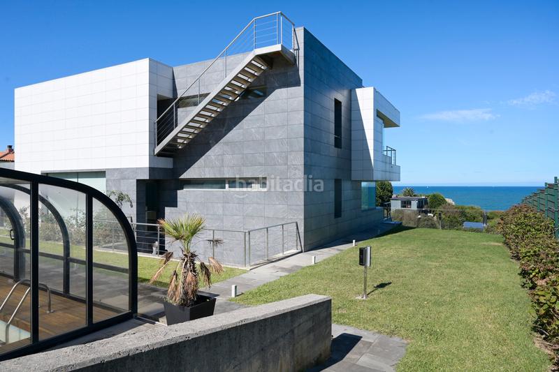 Foto 88a94d72-6402-4001-8b28-2e678681ee0a. Casa gran propiedad vanguardista junto al mar en Liencres Piélagos