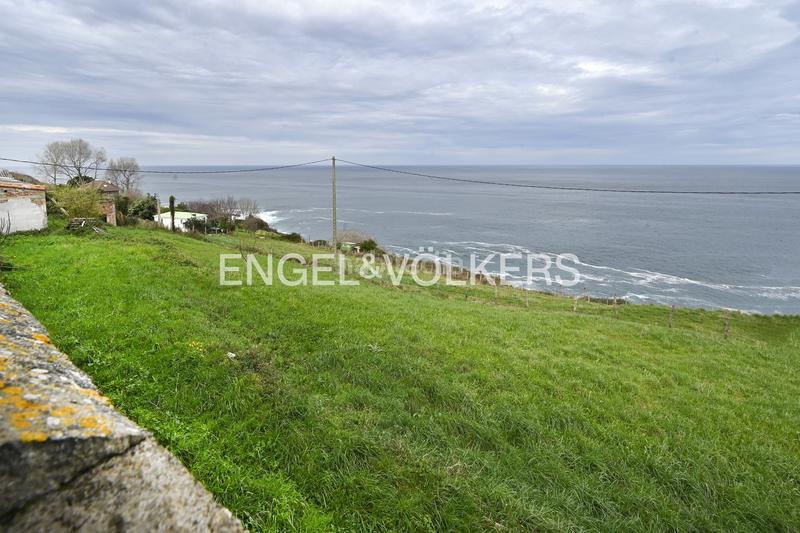 Foto aaeb23f0-df65-4699-82ef-0498c6a98363. Terreno residencial excepcional oportunidad de inversión primera línea de costa en Castro - Urdiales