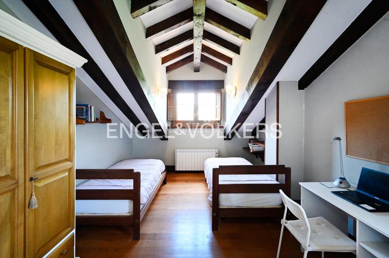 Foto 3e8220e1-373d-428d-97f7-bc6e771f43a7. Casa amb calefacció aparcament piscina a Liencres Piélagos