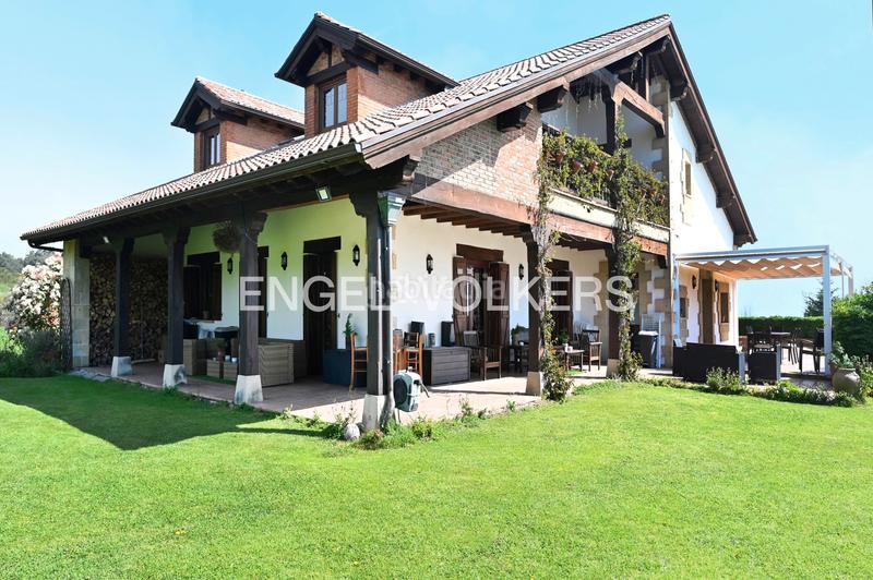 Foto f896466b-7b40-4d3c-85ce-f605962a757a. Casa amb calefacció aparcament piscina a Liencres Piélagos