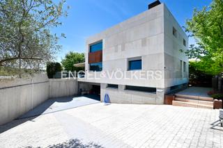 Casa  Avenida santa cruz. Chalet de lujo de diseño en bezana