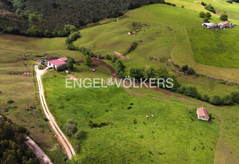 Foto b7bd11b6-f2cc-4994-89b0-c81435df9a57. Terreno residenziale in Renedo Piélagos