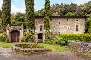Casa  Barrio la portilla. Majestuosa casona con jardines de ensueño en liendo