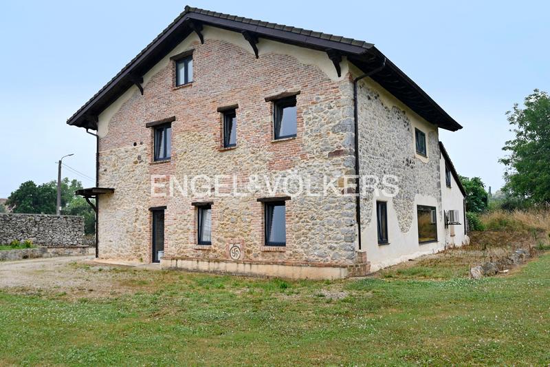Foto c3675906-648e-4afe-86a7-79852d08cce4. Casa amb calefacció aparcament a Escobedo Camargo