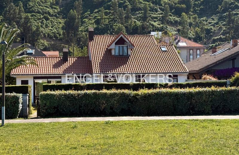 Foto c35d3cf2-8abe-48d7-ac81-fe51deac5ca4. Casa amb calefacció a Suances