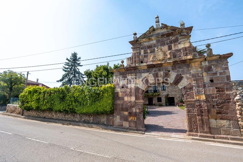 Foto e214cf62-1b79-4f9b-b216-439556afa399. Casa espectacular casona solariega en Escobedo Camargo