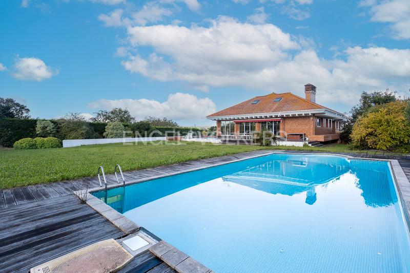 Foto 2f0d3faa-aa0f-405d-8582-3576e9a7e7e7. Maison avec chauffage parking dans Sancibrián Santa Cruz de Bezana