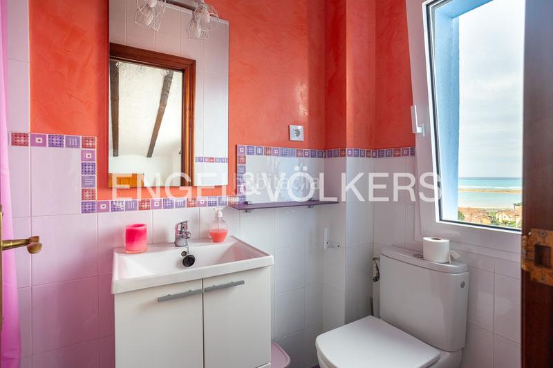 Foto 4578bb89-a03a-412c-bcdc-b93086014cb6. Casa exclusiva casa en Mogro espacio, piscina privada y vistas al mar en Miengo