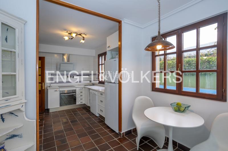 Foto 75b8aa30-3f7f-437b-aba5-1bfa781cbe67. Casa exclusiva casa en Mogro espacio, piscina privada y vistas al mar en Miengo