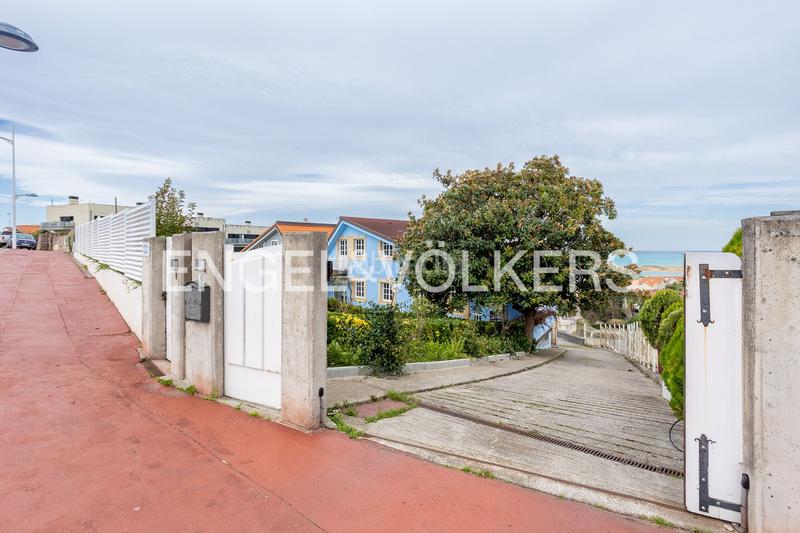 Foto 7adc2884-23b1-421c-a050-115ce2f52142. Casa exclusiva casa en Mogro espacio, piscina privada y vistas al mar en Miengo