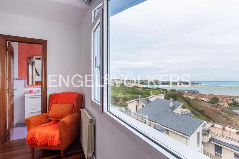 Foto a5e0ee1d-2d3b-4abd-a607-880451d8a318. Casa exclusiva casa en Mogro espacio, piscina privada y vistas al mar en Miengo