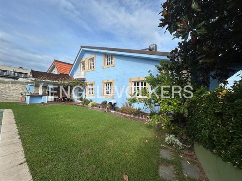 Foto ce3b0803-9653-4c0e-b54e-69f85e7b121a. Casa exclusiva casa en Mogro espacio, piscina privada y vistas al mar en Miengo