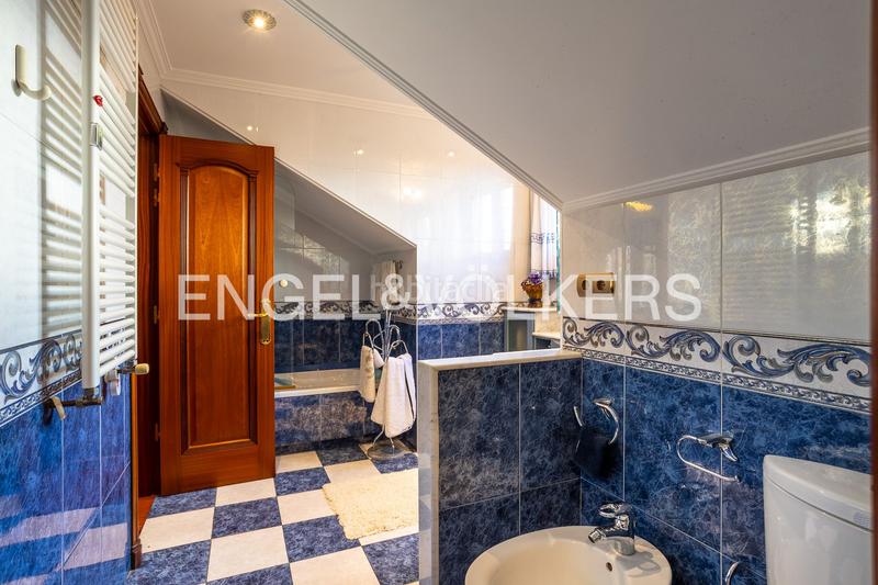 Foto 81fbc49c-dc94-4a7e-9ce5-b9abd0b62fcc. Casa con riscaldamento parcheggio in Maliaño Camargo