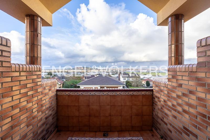 Foto f4a60c84-4be3-44dc-9d2b-dba431f373bc. Casa con riscaldamento parcheggio in Maliaño Camargo