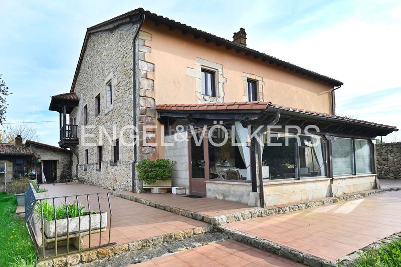 Foto cbdf17aa-d72a-49a9-a134-36463789fa11. Casa amb calefacció aparcament a Reocín