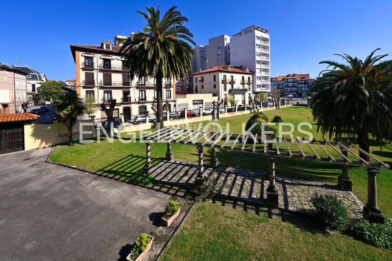 Foto d47c2c34-8427-4872-9f3b-4bb6e3d63681. Haus mit heizung parking in Centro Laredo